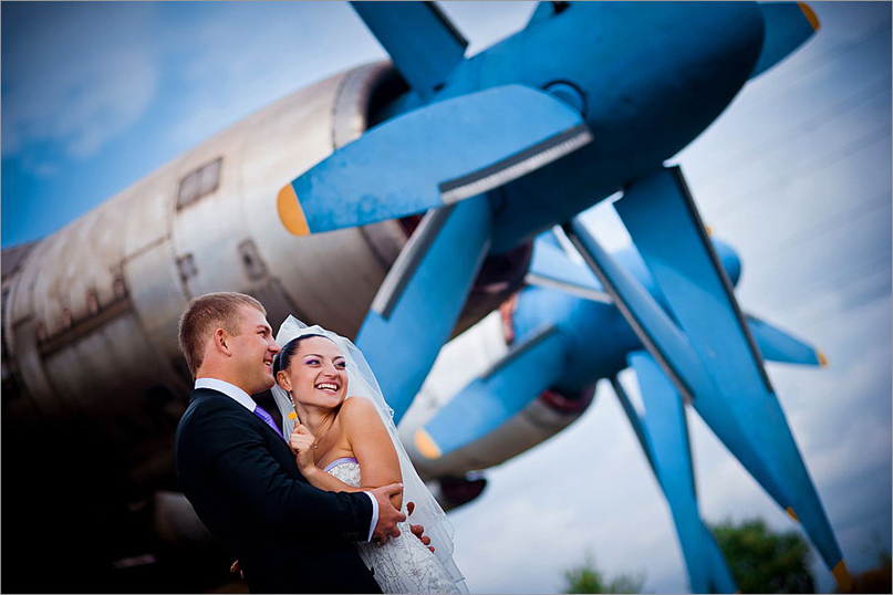 Авиационный прокат. Свадебная фотосессия с самолетом. Свадебная фотосессия на фоне самолета. Невеста в самолете. Молодожены на фоне самолета.